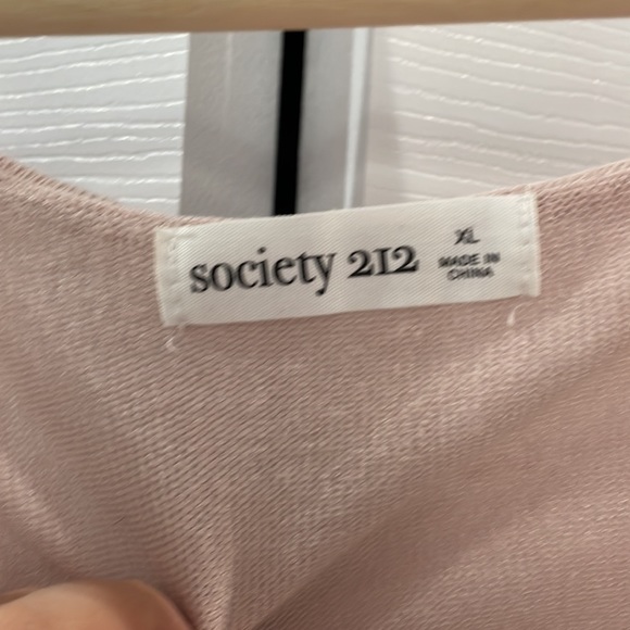 Soft pink sweater - Picture 8 of 8